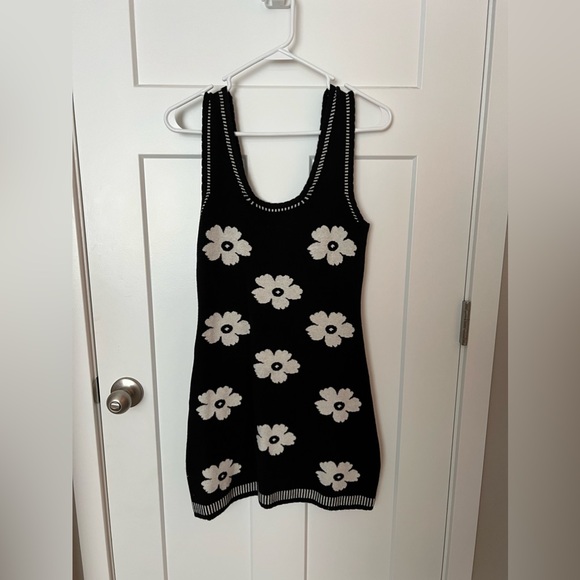 Black Daisy Sweater Mini Dress - PINK LILY - Picture 3 of 5